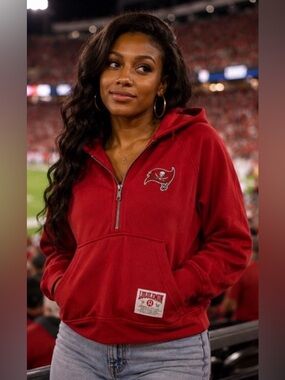 🆕 Lululemon x Tampa Bay Buccaneers Women’s Red Scuba Oversized 1/2 Zip Hoodie
